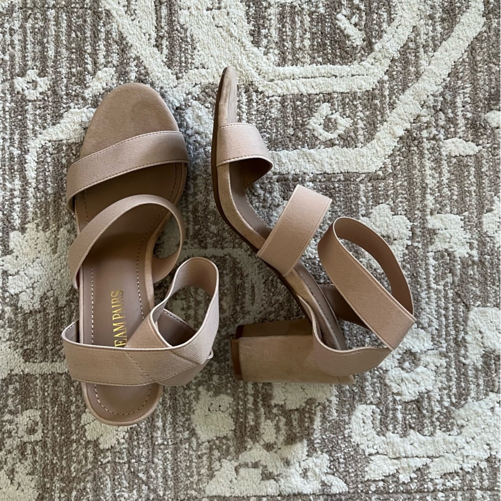❗️💲CLOSEOUT SALE: $5 💲❗️- Cream Strappy Heels in Good Used Condition